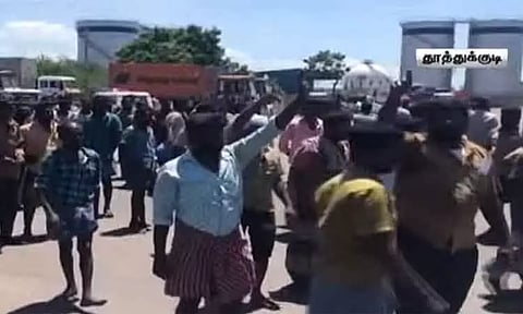 தூத்துக்குடி துறைமுகத்தில் லாரி ஓட்டுநர்கள் சாலை மறியல் - வர்த்தகம் பாதிப்பு