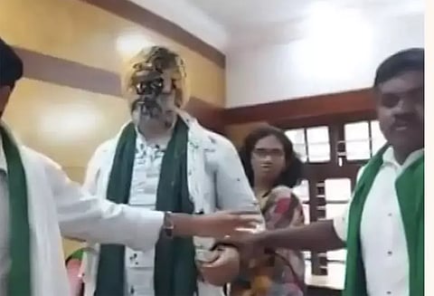 கர்நாடகாவில் விவசாய சங்கத்தலைவர் ராகேஷ் திகாய்த் மீது மை வீச்சு