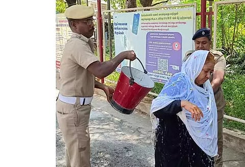 தர்மபுரி கலெக்டர் அலுவலக வளாகத்தில் 2 பேர் தீக்குளிக்க முயற்சி