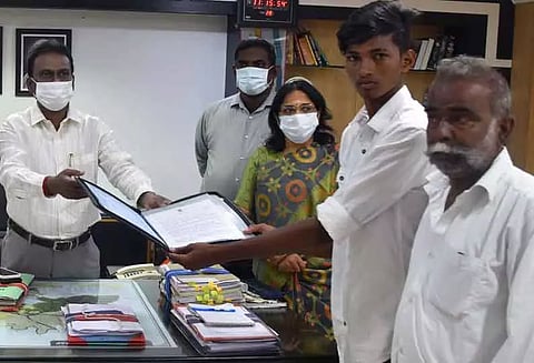 திண்டுக்கல் மாவட்டத்தில் கொரோனாவால் பெற்றோரை இழந்த 13 பேருக்கு தலா ரூ.10 லட்சம்