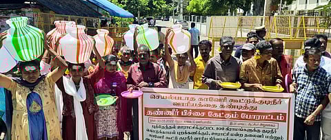 காதில் பூ சுற்றி தண்ணீர் பிச்சை கேட்டு கிராம மக்கள் போராட்டம்