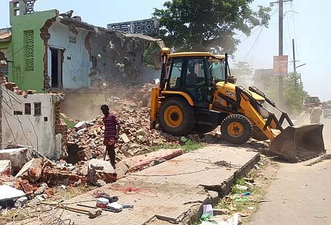 மேம்பாலம் அமைக்கும் பணி: கூட்டேரிப்பட்டில் ஆக்கிரமிப்பு அகற்றம்