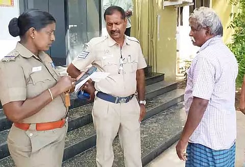 பெரம்பலூர் கலெக்டர் அலுவலகத்தில் ஓய்வு பெற்ற பெல் ஊழியர் தீக்குளிக்க முயற்சி