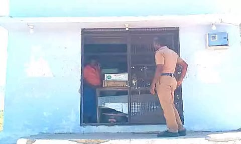 டாஸ்மாக் கடையில் மது பாட்டில்கள் திருட்டு