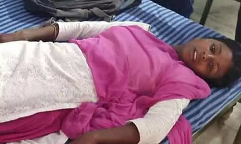 அமில கேன் கீழே விழுந்து சிதறியதில் கல்லூரி மாணவி படுகாயம்