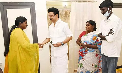 மகளை டாக்டராக்கிய ஏழைத் தாய் - வாழ்த்திய முதல்-அமைச்சர் மு.க.ஸ்டாலின்