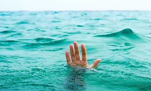 கோவில் குளத்தில் மூழ்கி பெயிண்டர் சாவு - புனரமைப்பு பணியில் ஈடுபட்டபோது நேர்ந்த சோகம்