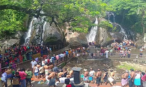 குற்றாலம் ஐந்தருவியில் சுற்றுலா பயணிகள் குளியல்