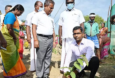 அனைத்து கிராமங்களுக்கும் தேவையான அடிப்படை வசதிகளை செய்து தர வேண்டும்