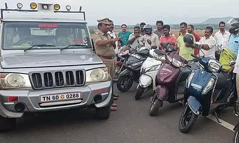 விபத்துகளை தடுக்க போலீசார் விழிப்புணர்வு