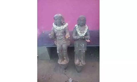 மண்ணுக்குள் புதைந்திருந்த 2 சாமி சிலைகள் கண்டெடுப்பு