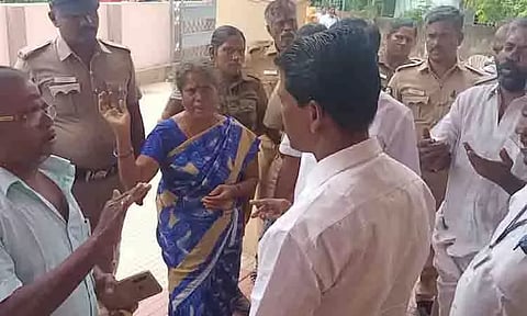 துணை மேயர் முன்பு பெண் தீக்குளிக்க முயற்சி