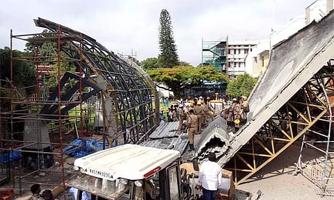 பெங்களூரு நிருபதுங்கா சாலையில் உள்ள தனியார் மருத்துவமனையில் புதிதாக கட்டப்பட்டு வந்த பால்கனி கட்டிடம் இடிந்து விழுந்து கிடப்பதை படத்தில் காணலாம்.