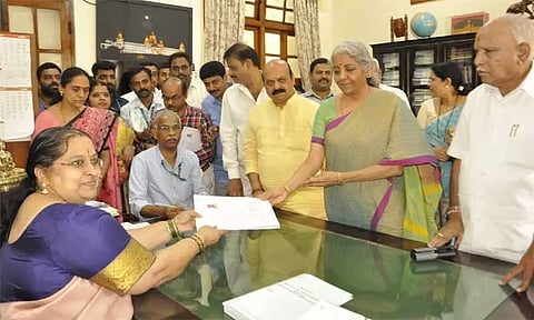 மாநிலங்களவை தேர்தலையொட்டி நேற்று பெங்களூருவில் உள்ள விதான சவுதாவில் சட்டசபை செயலாளர் விசாலாட்சியிடம் பா.ஜனதா வேட்பாளரான மத்திய நிதி மந்திரி நிர்மலா சீதாராமன் தனது வேட்புமனுவை தாக்கல் செய்தபோது எடுத்தபடம். அருகில் முதல்-மந்திரி பசவராஜ் பொம்மை, முன்னாள் முதல்-மந்திரி எடியூரப்பா உள்பட பலர் உள்ளனர். 