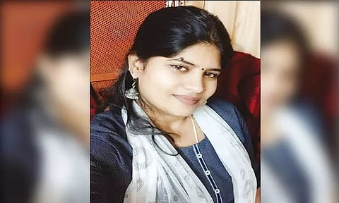 மகளிர் சுய உதவிக்குழுக்களுக்கு கடன் வழங்கியதாக ரூ.1 கோடி மோசடி; கூட்டுறவு வங்கி பெண் அதிகாரி கைது