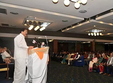 காபோன் வாழ் இந்தியர்களுடன் துணை ஜனாதிபதி வெங்கையா நாயுடு சந்திப்பு