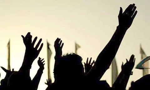 ஆக்கிரமிப்பு நிலத்தை மீட்டு தரக்கோரி கலெக்டர் அலுவலகம் முற்றுகை