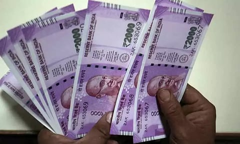 மிளகாய் பொடியை தூவி கடைக்காரரிடம் நூதன முறையில் பணம் திருட்டு