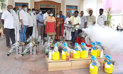 கொசு ஒழிப்பு மருந்து அடிக்கும் பணி