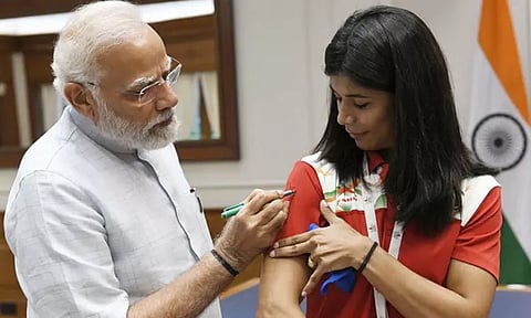 பெண்கள் உலக குத்துச்சண்டை போட்டியில் பதக்கம் வென்ற வீராங்கனைகளுடன் பிரதமர் மோடி சந்திப்பு..!
