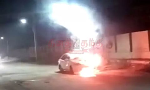 தூத்துக்குடியில் ரோட்டில் சென்ற போது கார் தீப்பிடித்ததால் பரபரப்பு