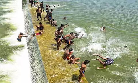 வெயிலுக்கு இதமாக குதூகல குளியல்