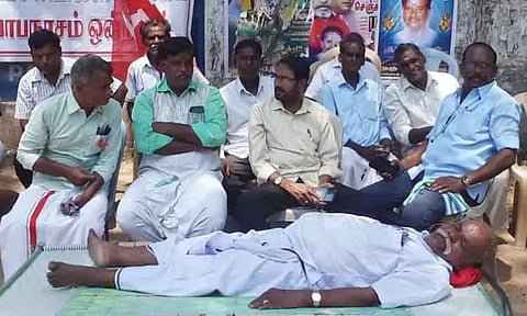 கட்டிலில் படுத்து விவசாயிகள் நூதன போராட்டம்