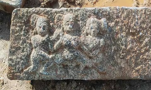 மூடப்பட்ட கோவில் கிணற்றில் இருந்து 3 கற்சிலைகள் கண்டுபிடிப்பு