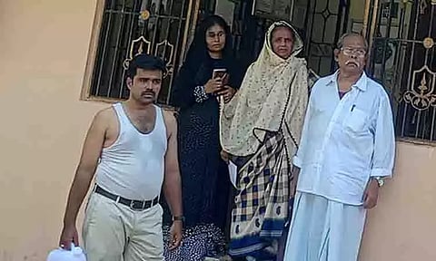 நிதிநிறுவன அலுவலகம் முன்பு தீக்குளிக்க முயன்றவரால் பரபரப்பு