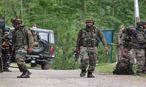 ஜம்மு காஷ்மீர்: வாகனத்திற்குள் குண்டு வெடித்ததில் 3 ராணுவ வீரர்கள் காயம்