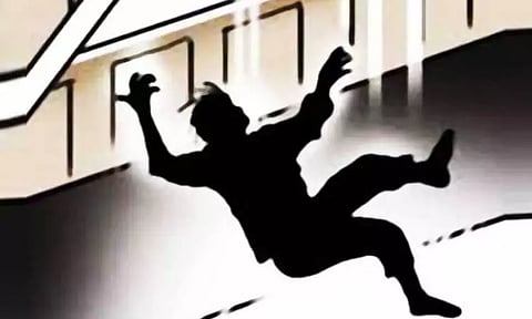 வெவ்வேறு இடங்களில் சம்பவம்: மாடியில் இருந்து தவறி விழுந்த 2 பேர் சாவு