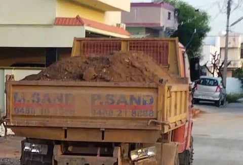 பரமத்தியில் கிராவல் மண் கடத்தி சென்ற லாரி பறிமுதல் டிரைவருக்கு வலைவீச்சு