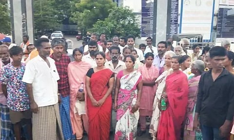 போலீசார் கண்டித்து கிராம மக்கள் முற்றுகை போராட்டம்