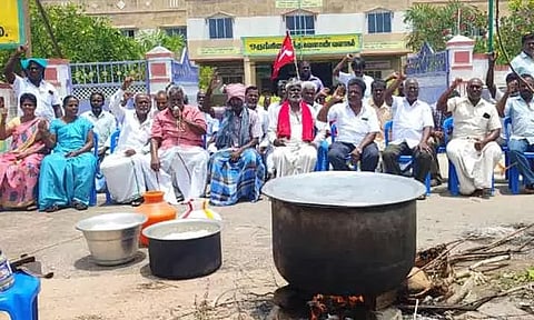யூரியா உர தட்டுப்பாட்டை கண்டித்து விவசாயிகள் காத்திருப்பு போராட்டம்