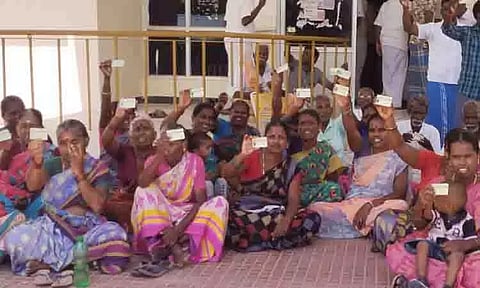 தாலுகா அலுவலகத்தில் குடும்ப அட்டையை ஒப்படைக்க வந்த பொதுமக்களால் பரபரப்பு