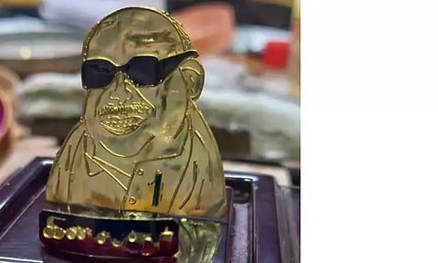 630 மில்லி கிராம் தங்கத்தில் முன்னாள் முதல்-அமைச்சர் கருணாநிதி உருவம்