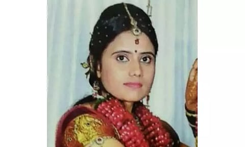 உடற்கல்வி ஆசிரியரின் மனைவி தூக்குப்போட்டு தற்கொலை; காலடியில் 3 மணி நேரம் அழுதபடி இருந்த ஒரு வயது குழந்தை