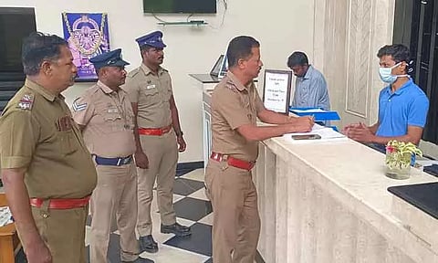 தங்கும் விடுதிகளில் போலீசார் திடீர் சோதனை