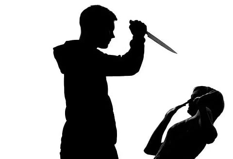 கல்லூரி மாணவரை கத்தியால் குத்தி பணம், மோட்டார் சைக்கிள் பறிப்பு