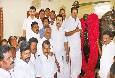 ஒண்டிவீரன் சிலைக்கு அமைச்சர்கள் மாலை அணிவித்து மரியாதை