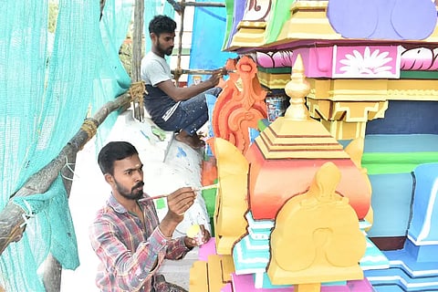 ஈரோடு கோட்டை ஈஸ்வரன் கோவில் ராஜ கோபுரத்திற்கு வர்ணம் பூசும் பணி