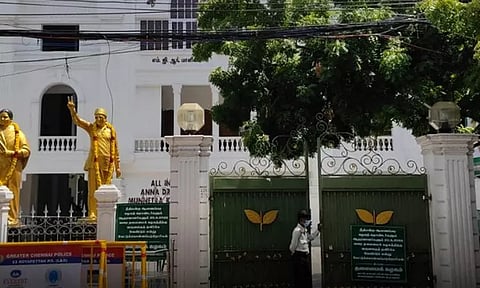 அதிமுக தலைமை அலுவலகம் தொண்டர்கள் வருகை இன்றி வெறிச்சோடியது...!