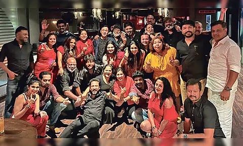 1990-களில் பிரபலமாக இருந்த டி.வி. நடிகர் - நடிகைகள் ஒரே இடத்தில் கூடி, விருந்து சாப்பிட்டார்கள்