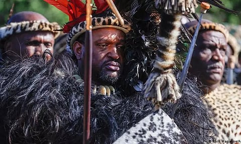 மகுடம் சூடினார் பழங்குடியினர்களின் புதிய மன்னர்...! சந்தோஷத்தில் திளைத்த மக்கள்