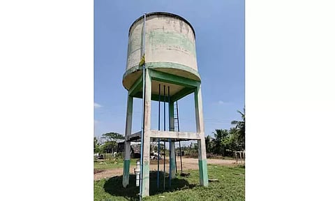 சிதிலமடைந்த மேல்நிலை நீர்த்தேக்க தொட்டி