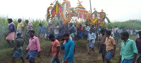 வயல்வெளி வழியாக இறந்தவரின் உடலை எடுத்து செல்லும் அவலம்