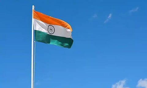 நொய்யல் பகுதியில் குப்பை தொட்டியில் வீசப்பட்ட தேசியக்கொடிகள் சமூக ஆர்வலர்கள் வேதனை