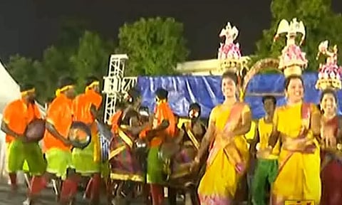 கொட்டும் மழையில் பறையிசைத்து நடனம் - சென்னை திருவிழா நிறைவு