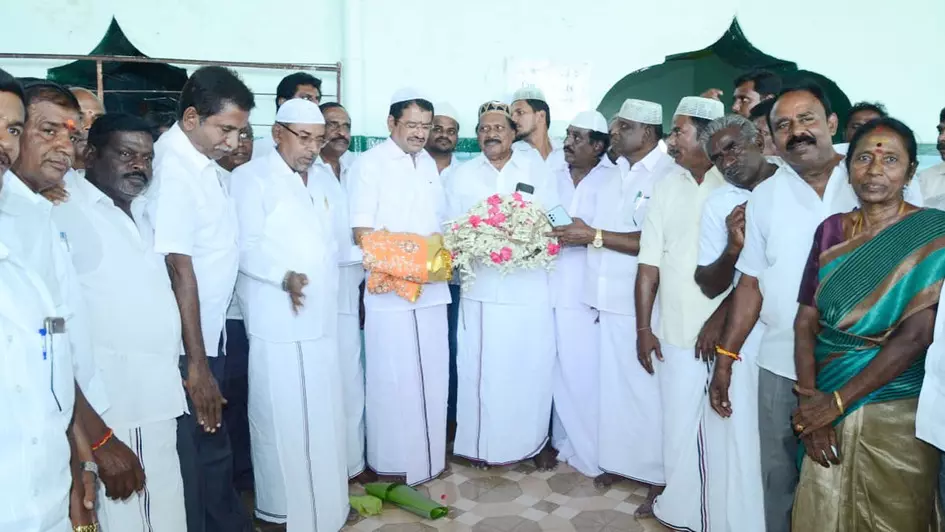 எடப்பாடி பழனிசாமி தலைமையில் அ.தி.மு.க. ஆட்சி அமைய ஈரோடு தர்காவில் தமிழ் மகன் உசேன் சிறப்பு தொழுகை