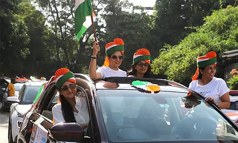 சென்னையில் களைகட்டிய பெண்கள் கார் பேரணி - முக்கிய சாலைகளில் கரைபுரண்ட உற்சாகம்